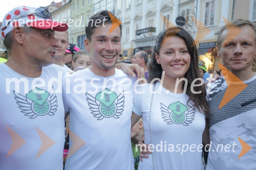  ... ;  Primož Roglič, smučarski skakalec in kolesar;  Lora Klinc, dekle Primoža Rogliča;  ... Sprejem kolesarja Primoža Rogliča