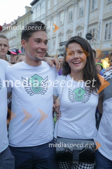  Primož Roglič, smučarski skakalec in kolesar;  Lora Klinc, dekle Primoža RogličaSprejem kolesarja Primoža Rogliča