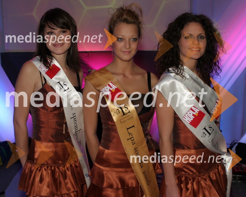 Jana Goropečnik iz Domžal, 1. spremljevalka, Neža Marolt iz Ljubljane, zmagovalka izbora Lepa soseda 2005 in Tina Semolič iz Kopra, 2. spremljevalkaLepa soseda 2005 finalni izbor