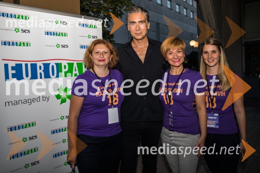  Simona Mandl, Center managerka Europarka;  Jan Plestenjak, pevec;  Petra Romih, vodja marketinga Europarka;  Vanja Bele, asistenka za marketing EuroparkaEuroparkov koncert leta: Challe Salle in Perpetuum Jazzile