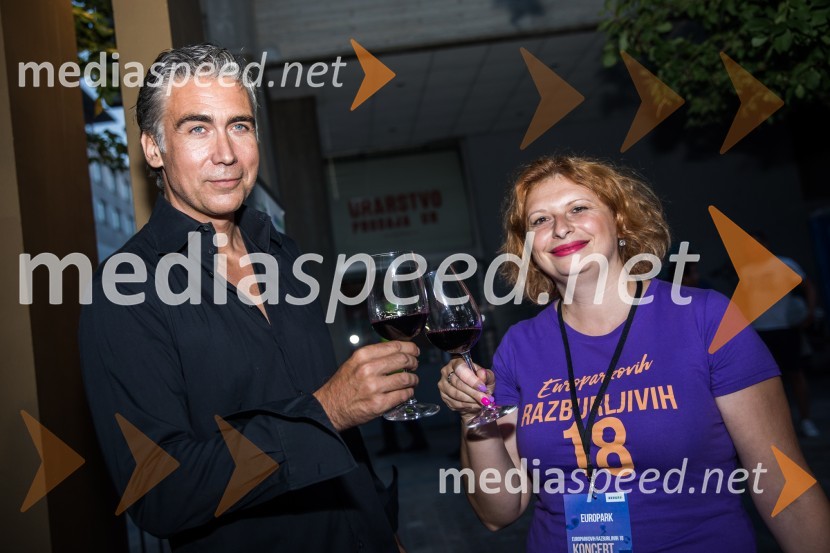  Jan Plestenjak, pevec;  Simona Mandl, Center managerka EuroparkaEuroparkov koncert leta: Challe Salle in Perpetuum Jazzile