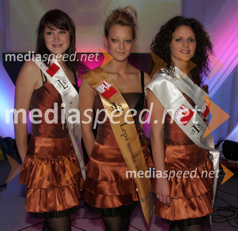 Jana Goropečnik iz Domžal, 1. spremljevalka, Neža Marolt iz Ljubljane, zmagovalka izbora Lepa soseda 2005 in Tina Semolič iz Kopra, 2. spremljevalkaLepa soseda 2005 finalni izbor