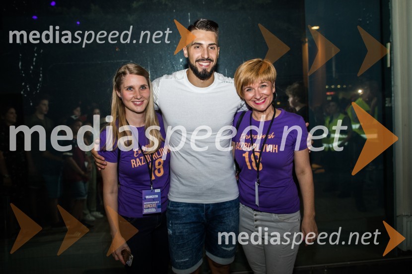  Vanja Bele, asistenka za marketing Europarka;  Challe Salle, glasbenik;  Petra Romih, vodja marketinga EuroparkaEuroparkov koncert leta: Challe Salle in Perpetuum Jazzile