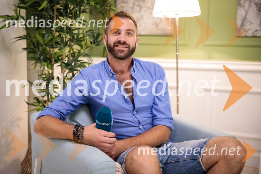  Denis Malačič, novinar in radijski voditeljResničnostni šov Bar se kmalu vrača na televizijske zaslone