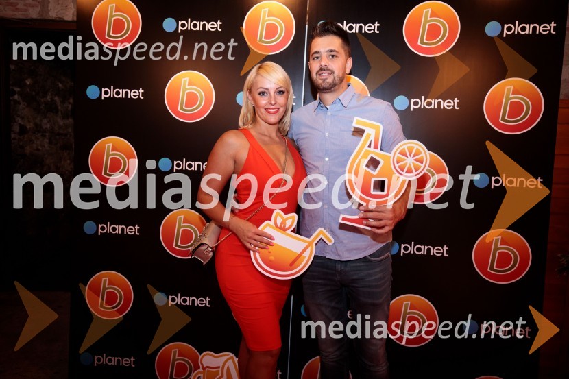  Tjaša  Platovšek, novinarka Planet TV;  Jernej  Cuder, Planet TVResničnostni šov Bar se kmalu vrača na televizijske zaslone
