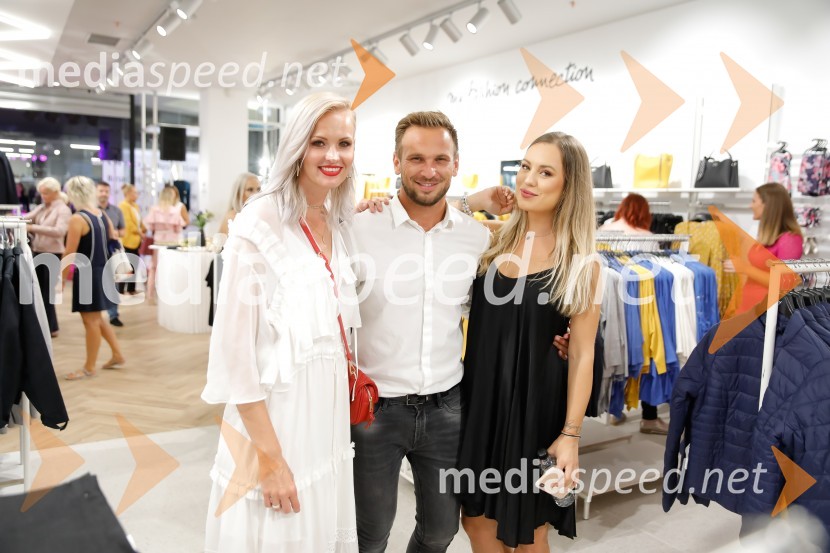  Tjaša  Kokalj Jerala, manekenka, voditeljica;  David  Klobasa, DKC Management;  Katarina Benček, social media influencerka, lastnica Urbanega ObešalnikaOrsay, otvoritev prenovljene poslovalnice