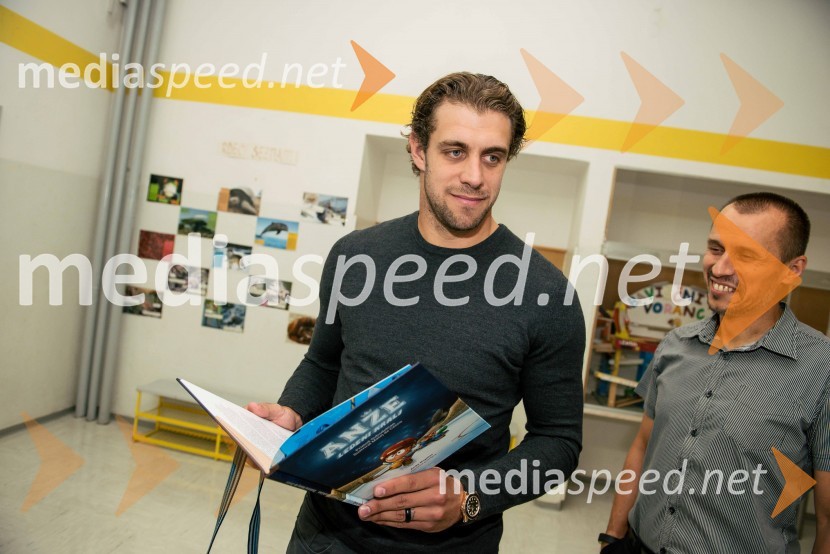  Anže Kopitar, hokejist, LA Kings;  Robert Kerštajn, ravnatelj OŠ Prežihovega Voranca JeseniceSvojo slikanico je dobil tudi Anže Kopitar