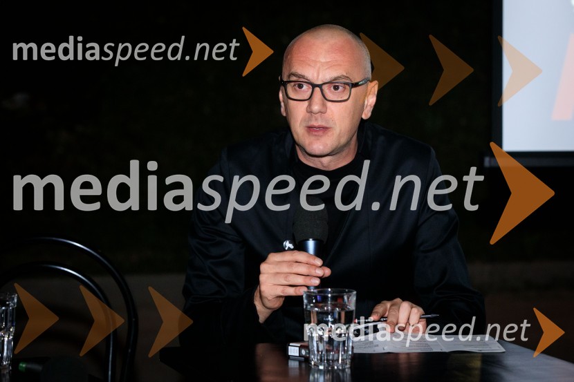  Goran Injac, umetniški vodja, Slovensko mladinsko gledališčeJaz, umetnik. Jaz, državljan., predstavitev 63. sezone SMG