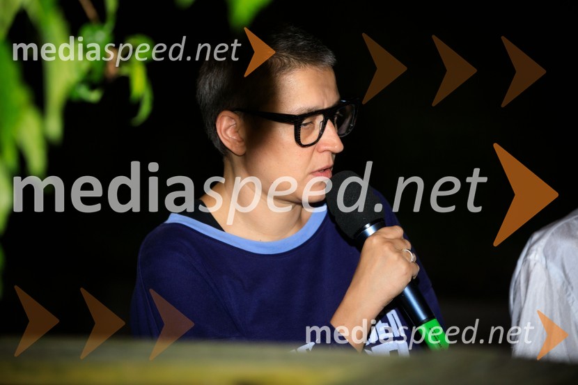  Anja Golob, pesnica, dramaturginjaJaz, umetnik. Jaz, državljan., predstavitev 63. sezone SMG