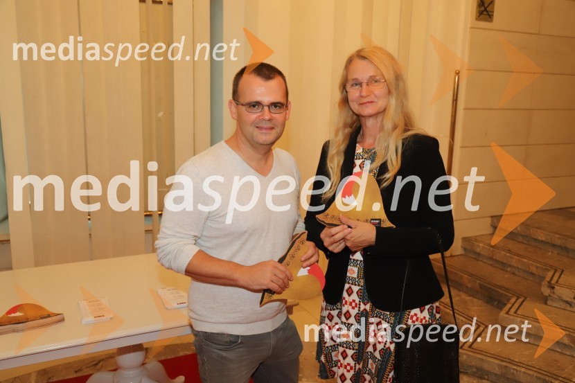  Alan Kavčič, predstavnik za odnose z javnostmi SNG Maribor;  Urška Čop Šmajgert, novinarka Radia MariborKekec, premiera predstave