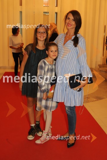  ... ;  ... ;  Tina Vajzovič, manekenkaKekec, premiera predstave