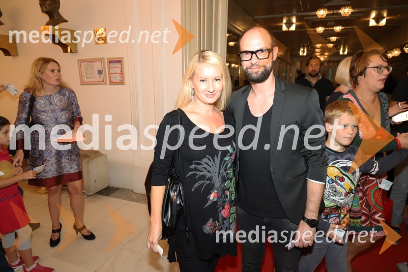  Tina Šrot, novinarka uredništva oddaj o kulturi na TVS;  Gaj Žmavc, baletnikKekec, premiera predstave