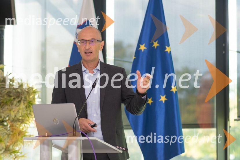 mag. Dobran Božič, direktor UVTPKibernetska varnost, konferenca