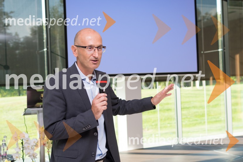 mag. Dobran Božič, direktor UVTPKibernetska varnost, konferenca