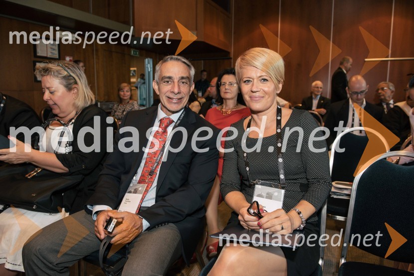  Nicolas Protonotarios, grški veleposlanik v Sloveniji; dr. Aleksandra Pivec, državna sekretarka v kabinetu ministra na Uradu Vlade RS za Slovence v zamejstvu in po svetu, predsednica MO DeSUS Ptuj13. Strateški Forum, otvoritev