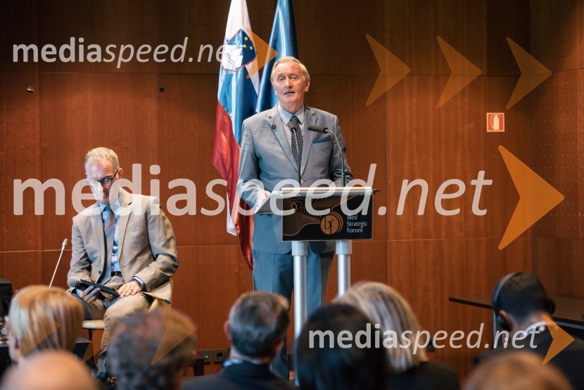  Igor Evgen Bergant, novinar in TV voditelj;  Gorazd Žmavc, minister brez listnice na uradu za Slovence v zamejstvu in po svetu13. Strateški Forum, otvoritev