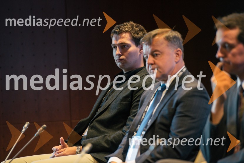 Blaž Tomc Zidar, Društvo v tujini izobraženih Slovencev VTIS, član upravnega odbora;  John  Doma, častni konzul Republike Slovenije13. Strateški Forum, otvoritev