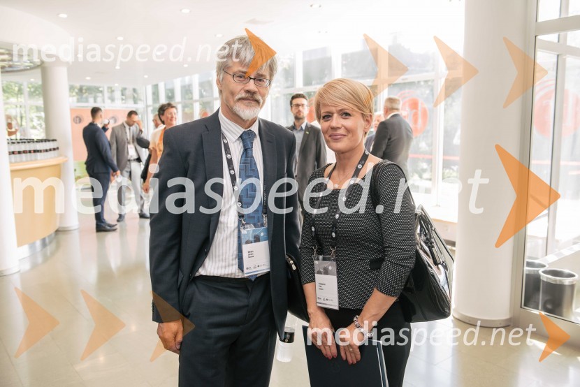  ... ; dr. Aleksandra Pivec, državna sekretarka v kabinetu ministra na Uradu Vlade RS za Slovence v zamejstvu in po svetu, predsednica MO DeSUS Ptuj13. Strateški Forum, otvoritev
