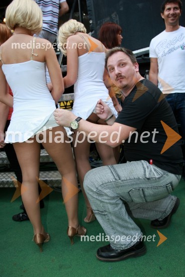 Josip Miani - Pipi, skupina Karma s plesalkama skupine KarmaRadio City koncert 2008