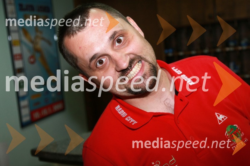 Dejan Vedlin, moderator Radia City ter član ekipe Reporter MilanRadio City koncert 2008