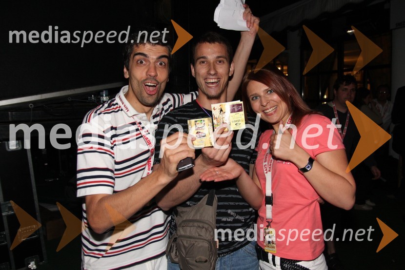 Bor Greiner, odgovorni urednik Radia City, Dragan Čerikovič, dobitnik glavne nagrade Radia City (avto) in Eva Vilčnik, sodelavka Radia City   
 
Radio City koncert 2008