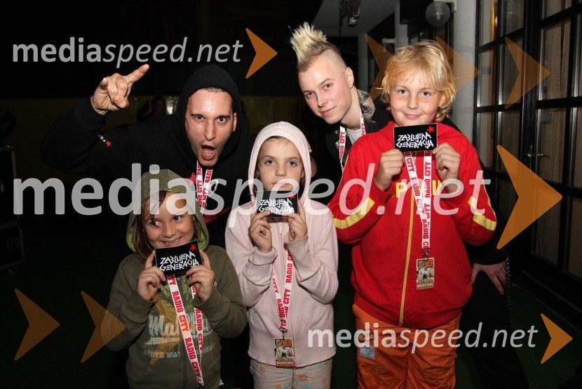 Člana skupine Zablujena Generacija z oboževalciRadio City koncert 2008