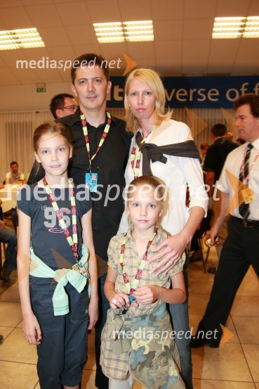 Božidar Novak, partner in svetovalec v komunikacijski skupini SPEM, njegova soproga Barbara Novak, pomočnica ravnateljice OŠ Angela Besednjaka ter hčerki Neja in IzaRadio City koncert 2008