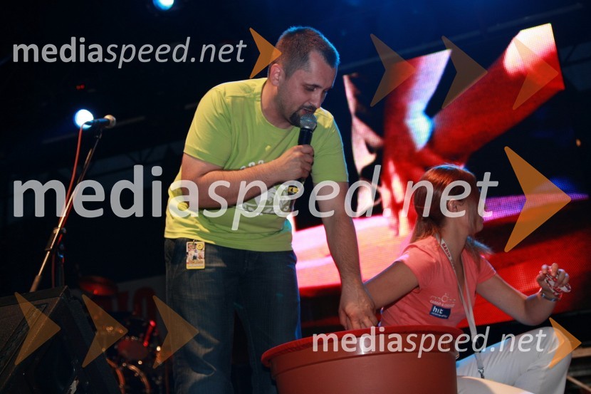 Dejan Vedlin, moderator Radia City ter član ekipe Reporter Milan in Eva Vilčnik, sodelavka Radia CityRadio City koncert 2008