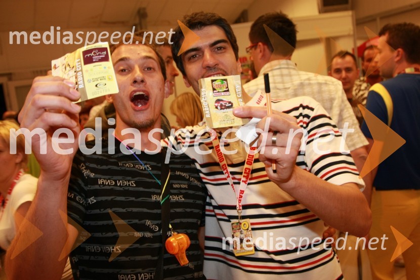 Dragan Čerikovič, dobitnik glavne nagrade Radia City (avto) in Bor Greiner, odgovorni urednik Radia CityRadio City koncert 2008