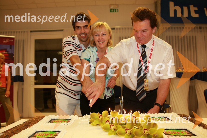 Bor Greiner, odgovorni urednik Radia City, Andreja Ročnik in Mišo Hoelbl, lastnik Radia City MariborRadio City koncert 2008