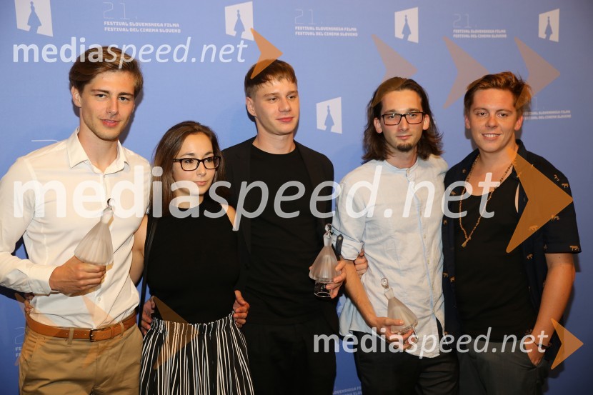  Matej Zemljič, igralec;  Jerca Jerič, producentka;  Timon Šturbej, igralec;  Andraž Jerič, producent;  Gašper Gep MarkunZgodovinski  zaključek 21. Festivala slovenskega filma