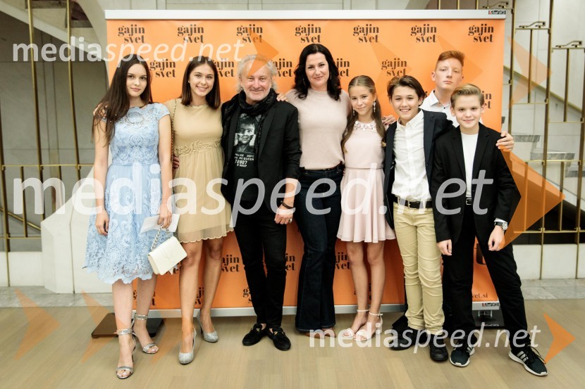  Neža  Smolinsky, igralka;  Gitica  Jakopin, igralka;  Peter Bratuša, režiser;  ... ;  Tara  Milharčič, igralka;  Žak Župan Galunič, igralec;  ... ;  ... Slavnostna premiera mladinske romantične komedije Gajin svet