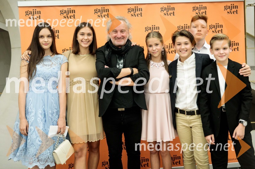  Neža  Smolinsky, igralka;  Gitica  Jakopin, igralka;  Peter Bratuša, režiser;  Tara  Milharčič, igralka;  Žak Župan Galunič, igralec;  ... ;  ... Slavnostna premiera mladinske romantične komedije Gajin svet