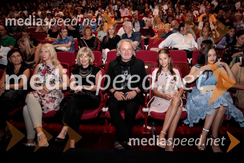  ... ;  ... ;  Špela Levičnik Oblak, scenaristka, direktorica Luna TBWA;  Peter Bratuša, režiser;  Tara  Milharčič, igralka;  Neža  Smolinsky, igralkaSlavnostna premiera mladinske romantične komedije Gajin svet