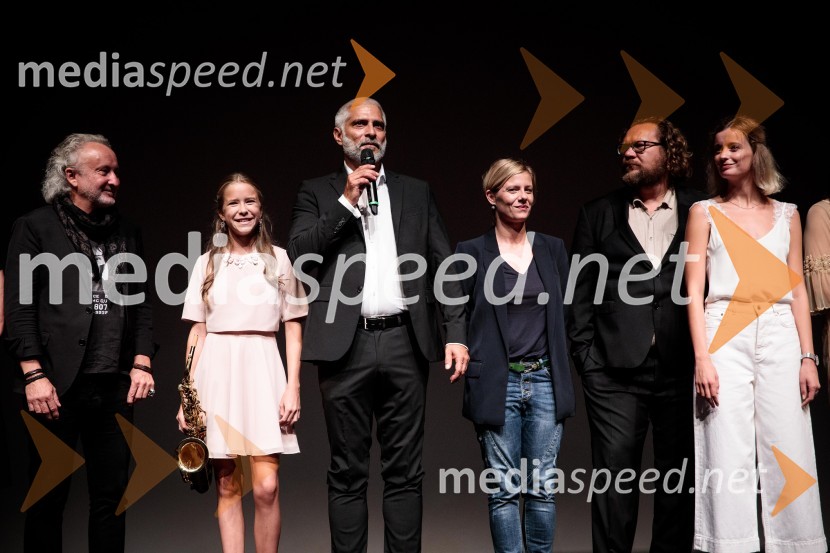  Peter Bratuša, režiser;  Tara  Milharčič, igralka;  Sebastian Cavazza, dramski in filmski igralec;  Jana Zupančič, igralka;  ... ;  Ajda Smrekar, igralkaSlavnostna premiera mladinske romantične komedije Gajin svet