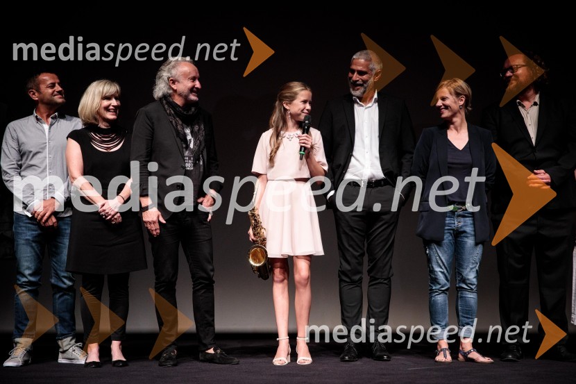  ... ;  Špela Levičnik Oblak, scenaristka, direktorica Luna TBWA;  Peter Bratuša, režiser;  Tara  Milharčič, igralka;  Sebastian Cavazza, dramski in filmski igralec;  Jana Zupančič, igralka;  ... Slavnostna premiera mladinske romantične komedije Gajin svet