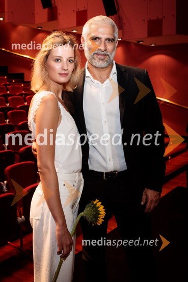  Ajda Smrekar, igralka;  Sebastian Cavazza, dramski in filmski igralecSlavnostna premiera mladinske romantične komedije Gajin svet