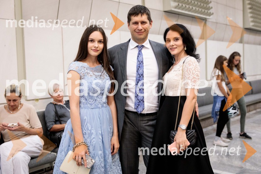  Neža  Smolinsky, igralka;  ... ;  ... Slavnostna premiera mladinske romantične komedije Gajin svet