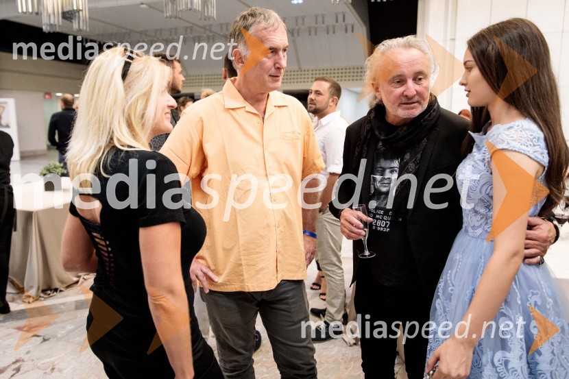  Alenka Kavčič;  Jonas Žnidaršič, igralec;  Peter Bratuša, režiser;  Neža  Smolinsky, igralkaSlavnostna premiera mladinske romantične komedije Gajin svet