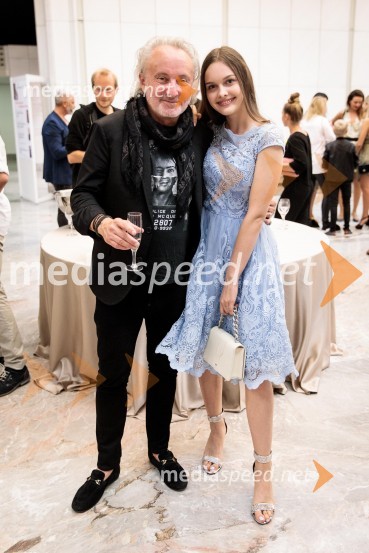  Peter Bratuša, režiser;  Neža  Smolinsky, igralkaSlavnostna premiera mladinske romantične komedije Gajin svet