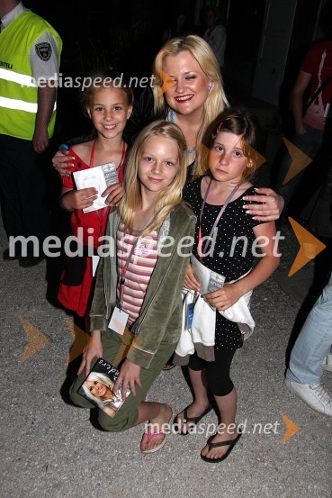 Mirna Reynolds, pevka z oboževalkamiKoncert ob 12. obletnici televizije RTS