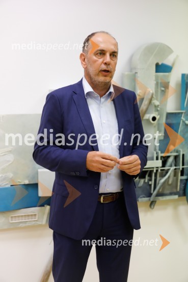  Gabrijel Škof, predsednik uprave Adriatica Slovenice (AS)Odprtje razstave Geometry of hope v AS Galeriji