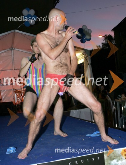 Skupina D'Kwashen Retashy (v ospredju Jože Činč)Kolosej Maribor 1.obletnica