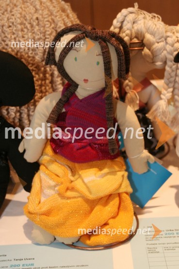 Aprila, oblikovalka Tanja UveraUNICEF-ova dobrodelna dražba Punčk iz cunj