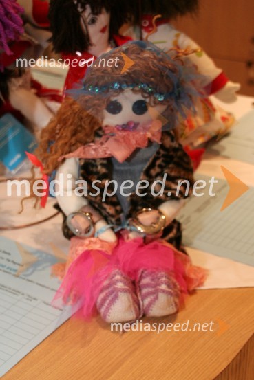 La Stella, oblikovalka Tia PaynichUNICEF-ova dobrodelna dražba Punčk iz cunj