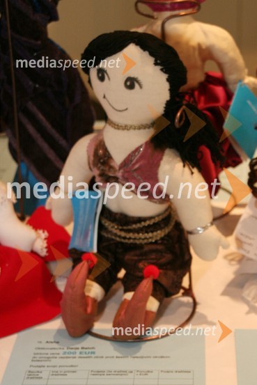 Aisha, oblikovalka Darja BalohUNICEF-ova dobrodelna dražba Punčk iz cunj