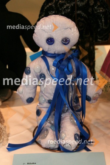 Bižutka, oblikovalka Mojca MakucUNICEF-ova dobrodelna dražba Punčk iz cunj