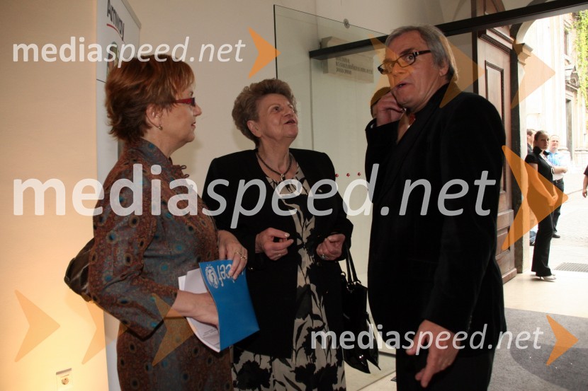 Maja Vojnovič, izvršna direktorica UNICEF Slovenija, Zora Tomič, predsednica UNICEF-a Slovenija in Lado Leskovar, pevec in nacionalni ambasador UNICEF-a SlovenijaUNICEF-ova dobrodelna dražba Punčk iz cunj