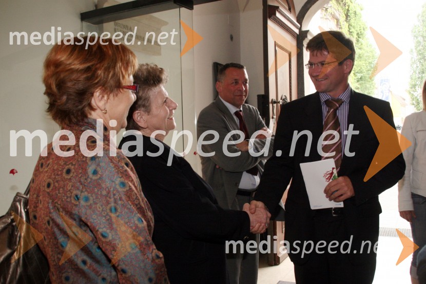 Maja Vojnovič, izvršna direktorica UNICEF Slovenija, Zora Tomič, predsednica UNICEF-a Slovenija in Dejan Turk, predsednik uprave SimobilUNICEF-ova dobrodelna dražba Punčk iz cunj