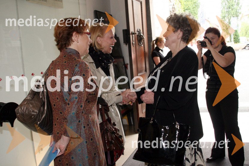 Maja Vojnovič, izvršna direktorica UNICEF Slovenija, Mojca Makuc, modna oblikovalka in Zora Tomič, predsednica UNICEF-a SlovenijaUNICEF-ova dobrodelna dražba Punčk iz cunj